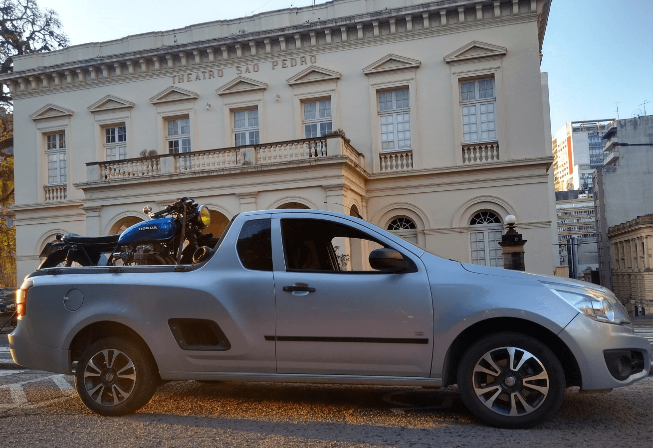 caminhonete cinza com moto honda estradeira azul em cima, guincho de motos em porto alegre